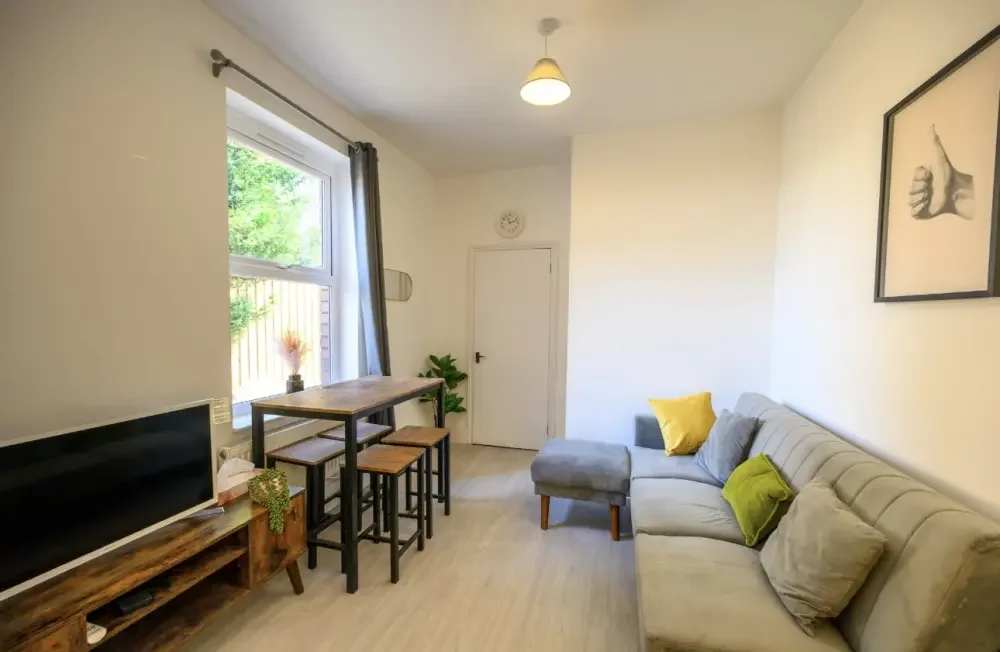 Apartment — Bristol — photo 2 of 9