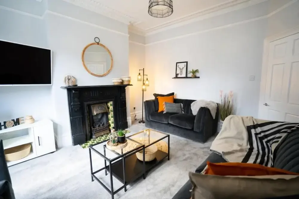 Relocation Stay | Spacious 5 Bedroom House with Parking