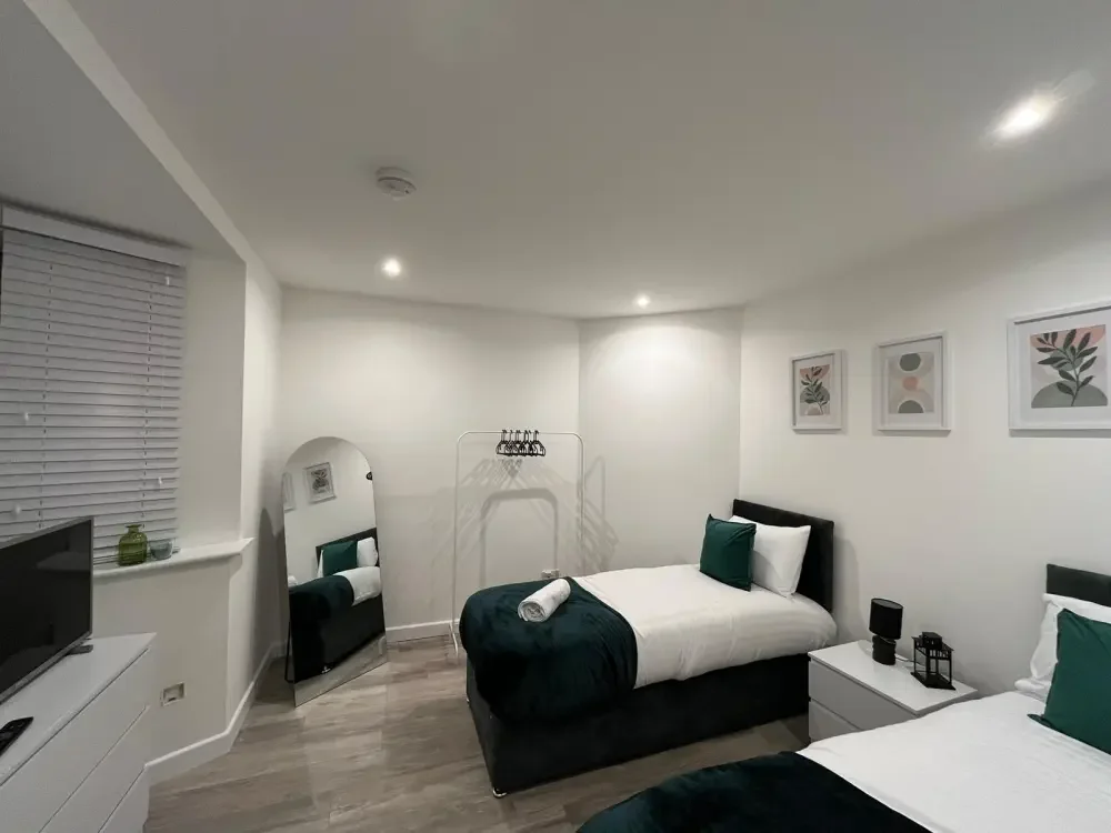 4BR Spacious Modern House in Wolverhampton with private parking and WiFi