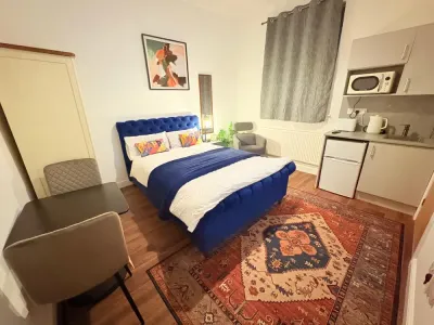 Nine studios, 9 ensuites, 9 Kitchenetes, 9 Smart TV, Sleeps 14, Parking, Wifi, Kitchen, B70 9SR