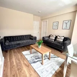 Central 4 bedroom house with Driveway