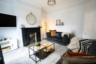 Relocation Stay | Spacious 5 Bedroom House with Parking