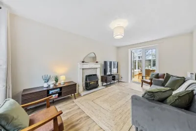 Modern House w/ Garden, Fast WiFi & Free Parking, M1&M69