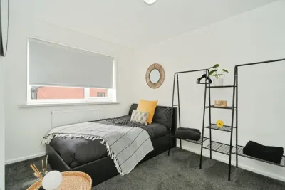 2-Bed House | Contractor Bury |  Bills Included | Free Parking